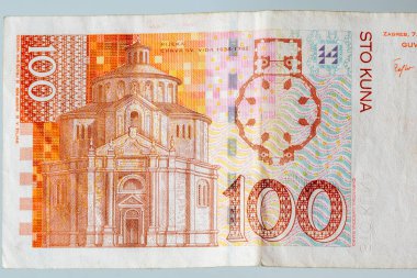 Rijeka 'daki St. Vitus Katedrali ve 100 HRK' lık Hırvat Kuna banknotunun planı.