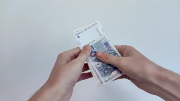 手在数克罗地亚人的钱计算克罗地亚语Kuna Hrk帐单的人 现金数额的核对 — 图库视频影像