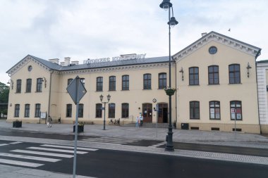Piotrkow Trybunalski, Polonya - 30 Mayıs 2022: Piotrkow Trybunalski 'deki tren istasyonu.