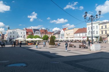 Rybnik, Polonya - 30 Mayıs 2022: Güneşli bir günde Pazar Meydanı.