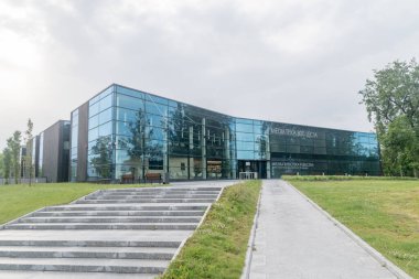 Piotrkow Trybunalski, Polonya - 30 Mayıs 2022: Şehir kütüphanesi.