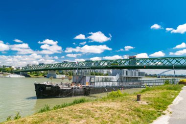 Bratislava, Slovakya - 31 Mayıs 2022: Brcko gemisi ve Stary, Tuna Nehri üzerindeki en eski köprü.