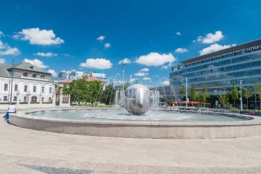 Bratislava, Slovakya - 31 Mayıs 2022: Hodzovo isim meydanındaki Barış Çeşmesi Gezegeni.