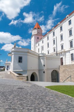 Bratislava, Slovakya - 31 Mayıs 2022: Slovakya 'daki Bratislava kalesinin yan görüntüsü.