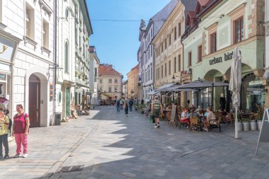 Bratislava, Slovakya - 31 Mayıs 2022: Güneşli bir günde eski Bratislava kasabasında Michalska Caddesi.
