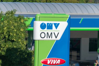 Bratislava, Slovakya - 31 Mayıs 2022: Benzin istasyonunda OMV logosu. OMV (İngilizce: Avusturya Mineral Petrol İdaresi Borsa Şirketi).