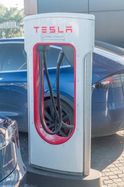 Bratislava, Slovakya - 31 Mayıs 2022: Tesla Şarj İstasyonu noktası. Tesla, Austin, Teksas merkezli bir Amerikan otomotiv ve temiz enerji şirketidir..