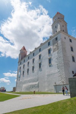 Bratislava, Slovakya - 31 Mayıs 2022: Slovakya 'daki tepedeki Bratislava kalesi.