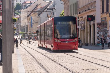 Bratislava, Slovakya - 31 Mayıs 2022: Bratislava şehrinde Kızıl Modern Skoda tramvayı.