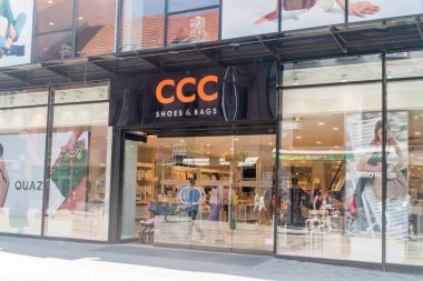 Bratislava, Slovakya - 31 Mayıs 2022: Ayakkabı ve çantalarla CCC mağazası.