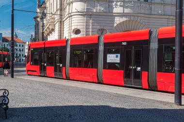 Bratislava, Slovakya - 31 Mayıs 2022: Bratislava merkezindeki modern kırmızı tramvay.