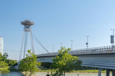 Bratislava, Slovakya - 31 Mayıs 2022: Slovenskeho narodneho povstania 'nın çoğu UFO Köprüsü olarak bilinir.
