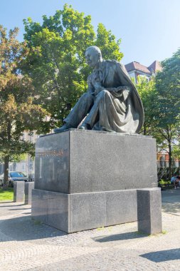 Bratislava, Slovakya - 31 Mayıs 2022: Hviezdoslav Meydanı 'ndaki Pavol Orszagh Hviezdoslav heykeli).