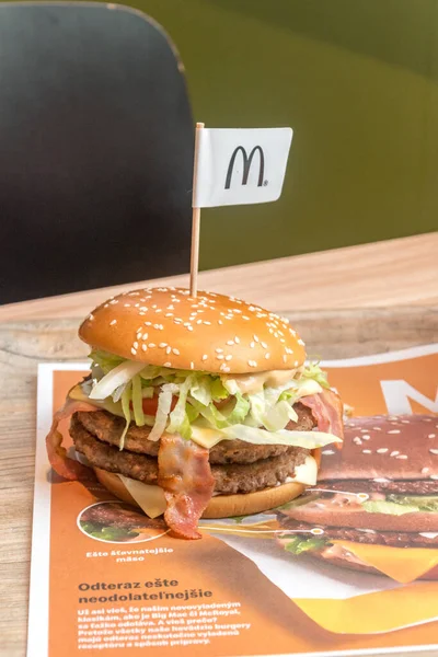 Bratislava Eslováquia Maio 2022 Sanduíche Mcdonald Double Big Tasty Bacon — Fotografia de Stock