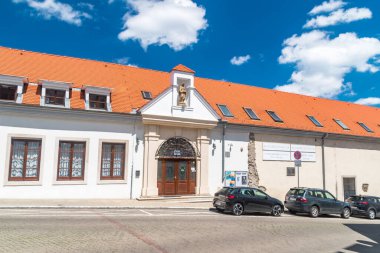 Bratislava, Slovakya - 31 Mayıs 2022: Zamocka Caddesi 'ndeki Palffy Sarayı cephesinin merkezi bölümü.