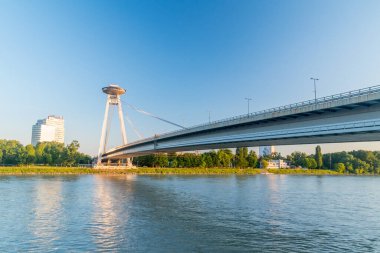 Bratislava, Slovakya - 31 Mayıs 2022: Slovakya Ulusal Ayaklanmasının Günbatımı (Slovak Ulusal Ayaklanması Köprüsü), yaygın olarak Sloskeho narodneho povstania veya UFO Köprüsü olarak adlandırılır ve Novy en çok.
