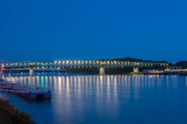 Bratislava, Slovakya - 31 Mayıs 2022: Geceleri Stary most (İngilizce: Old Bridge). Bratislava 'da Tuna Nehri üzerindeki köprü.