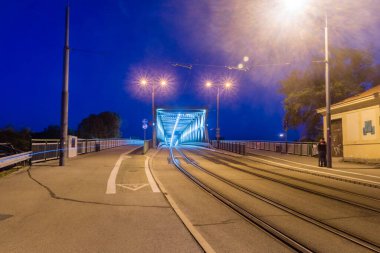 Bratislava, Slovakya - 31 Mayıs 2022: Tuna Nehri üzerindeki eski köprü.