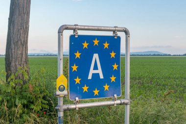 Almanya Jahrndorf, Avusturya - 1 Haziran 2022: Schengen bölgesinde Avusturya sınır tabelası.
