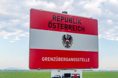 Avusturya - Macaristan sınırında Avusturya Cumhuriyeti bayrağını taşıyordu (the Austria - Osterreich). Sınır kontrol noktası (Grenzubergangsstelle).