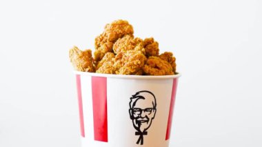 Pruszcz Gdanski, Polonya - 25 Haziran 2022: Bir sürü KFC tavuk kanadı KFC (Kentucky Fried Chicken) fast food.
