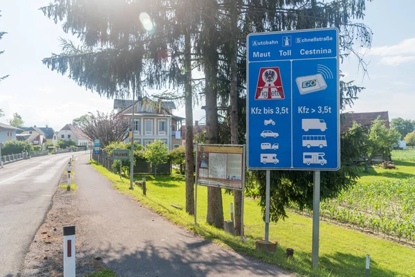 Mureck, Avusturya - 1 Haziran 2022: Geçiş ücreti hakkında yönetim kurulu bilgileriyle Avusturya 'ya giriş yolu.