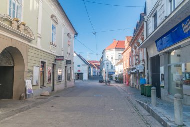 Maribor, Slovenya - 2 Haziran 2022: Eski Maribor kasabasındaki boş turizm sokağı.