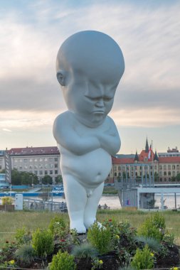 Bratislava, Slovakya - 31 Mayıs 2022: Tuna Nehri üzerinde büyük ve beyaz Niemand (Picus) heykeli.
