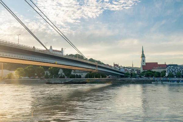 斯洛伐克布拉迪斯拉发 2022年5月31日 布拉迪斯拉发国家起义桥附近多瑙河的日落 — 图库照片
