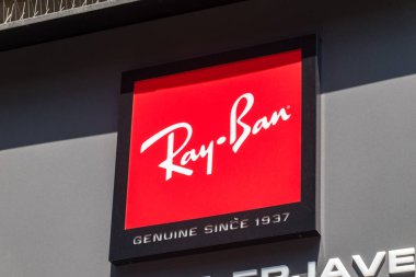 Zagreb, Hırvatistan - 2 Haziran 2022: Ray Ban 'ın logosu mağazada.