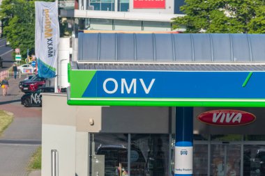 Bratislava, Slovakya - 31 Mayıs 2022: OMV logosu. OMV, Avusturya Mineral Petrol İdaresi Menkul Kıymetler Kurumu.