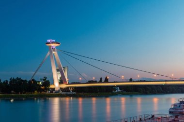 Bratislava, Slovakya - 31 Mayıs 2022: UFO gözlem noktası olan Bratislava SNP köprüsü.