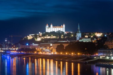 Bratislava, Slovakya - 31 Mayıs 2022: Tuna Nehri üzerindeki Bratislava Kalesi Tepesi.