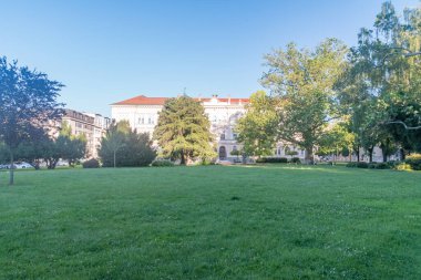 Maribor, Slovenya - 2 Haziran 2022: Maribor 'un merkezinde park meydanı.