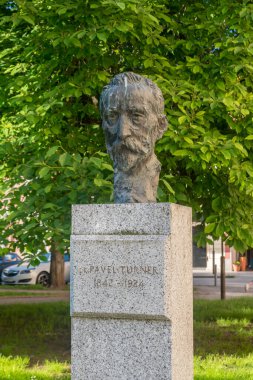 Maribor, Slovenya - 2 Haziran 2022: Pavel Turner Anıtı (1842-1924), Sloven gazeteci.
