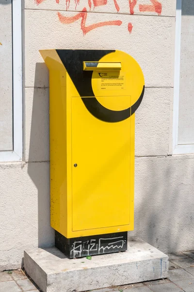 クロアチア ザグレブ2022年6月2日 クロアチア国営郵便事業者のHrvatska Posta クロアチア郵便局 の黄色い郵便ポスト — ストック写真