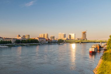 Bratislava, Slovakya - 31 Mayıs 2022: Bratislava şehir merkezindeki Tuna Nehri üzerinde gün batımı manzarası.