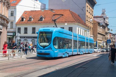 Zagreb, Hırvatistan - 2 Haziran 2022: Zagreb 'de mavi modern tramvay.