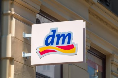 Zagreb, Hırvatistan - 2 Haziran 2022: dm drogerie logosu.