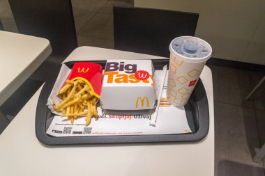 Zagreb, Hırvatistan - 2 Haziran 2022: McDonald 's menüsünde patates kızartması, duble Big Tasty Bacon sandviçi ve Coca-Cola.
