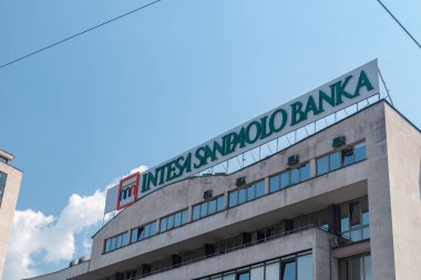 Saraybosna, Bosna-Hersek - 3 Haziran 2022: Logo ve Intesa Sanpaolo 'nun işareti.