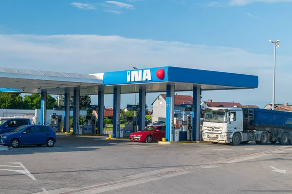 Sisak, Hırvatistan - 2 Haziran 2022: INA benzin istasyonu. INA-Industrija Nafte, D. Hırvat çok uluslu bir petrol şirketi..