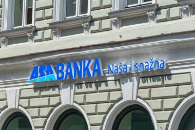 Saraybosna, Bosna-Hersek - 3 Haziran 2022: Banka logosu ve imzası.