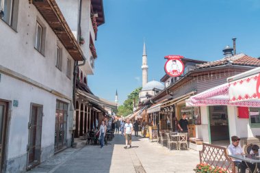 Saraybosna, Bosna-Hersek - 3 Haziran 2022: Saraybosna 'daki Bravadziluk sokağı.