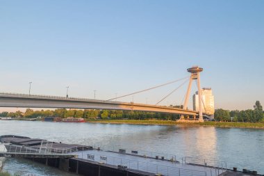 Bratislava, Slovakya - 31 Mayıs 2022: Tuna Nehri üzerindeki SNP ve UFO kulesinde gün batımı görüntüsü.