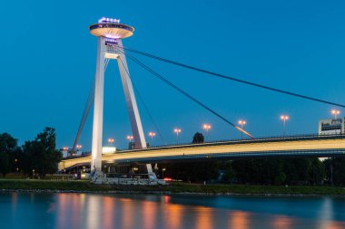 Bratislava, Slovakya - 31 Mayıs 2022: Bratislava 'daki SNP köprüsünün gece görüntüsü.