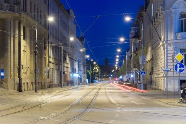 Bratislava, Slovakya - 31 Mayıs 2022: Tramvay raylı Bratislava Caddesi gece görüşü.
