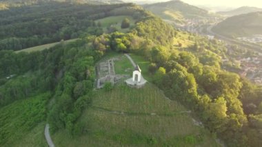 Slovenya 'nın Maribor kentindeki Piramit Tepesi' nde dönen hava manzarası. Gün doğumunda küçük katolik şapeli olan tepe.