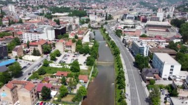 Saraybosna, Bosna-Hersek - 3 Haziran 2022: Saraybosna şehir merkezli Miljacka Nehri üzerindeki hava manzarası.