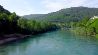 Ağaçlar arasında Drina Nehri 'nin havadan görünüşü. Bosna-Hersek 'teki dağların manzarası çok güzel..